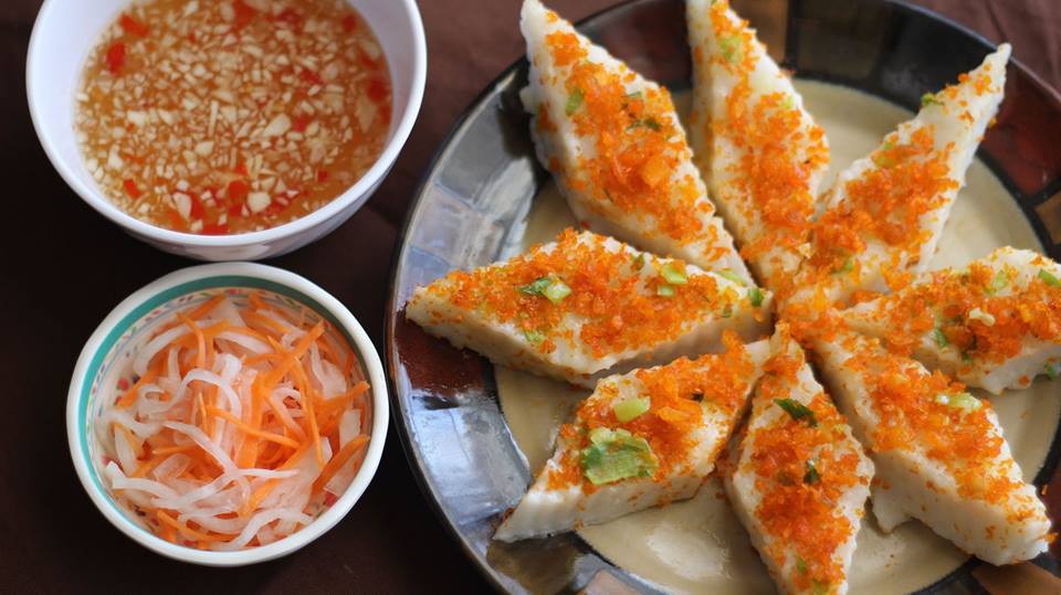 Bánh bò mặn ăn kèm nước chấm đậm đà, hấp dẫn