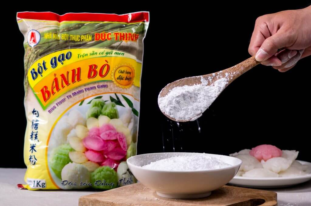 Dùng bột pha sẵn để làm bánh bò bông rất tiện lợi