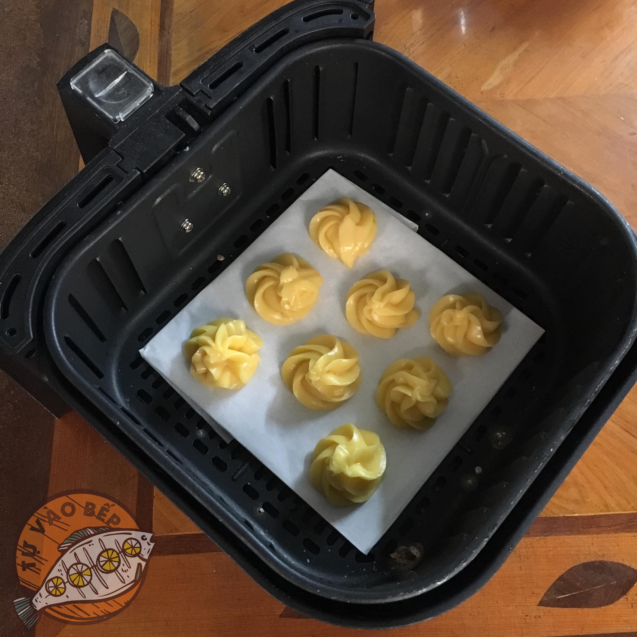  Bơm bánh với khoảng cách xa nhau (từ 3 cm trở lên) để bánh không dính vào nhau