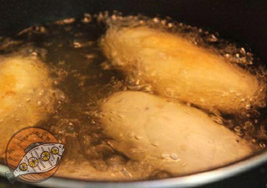 Chiên ngập dầu những chiếc bánh đã được làm đông từ trước trong ngăn đá