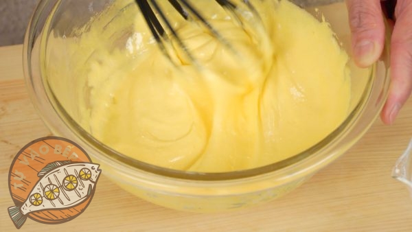 Cho lần lượt từng nguyên liệu vào một tô lớn và trộn đều