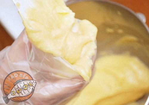 Khi phần kem đã sánh mịn, để nguội rồi cho vào bao 'bắt bánh' 
