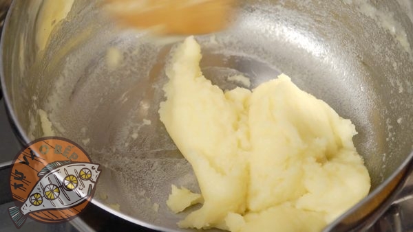 Trộn đều hỗn hợp tới khi bột bắt đầu sánh mịn thì tắt bếp và để nguội