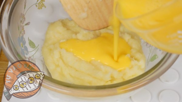 Bạn cũng có thể đập tất cả các quả trứng ra một tô lớn và thành nhiều phần để trộn lần lượt