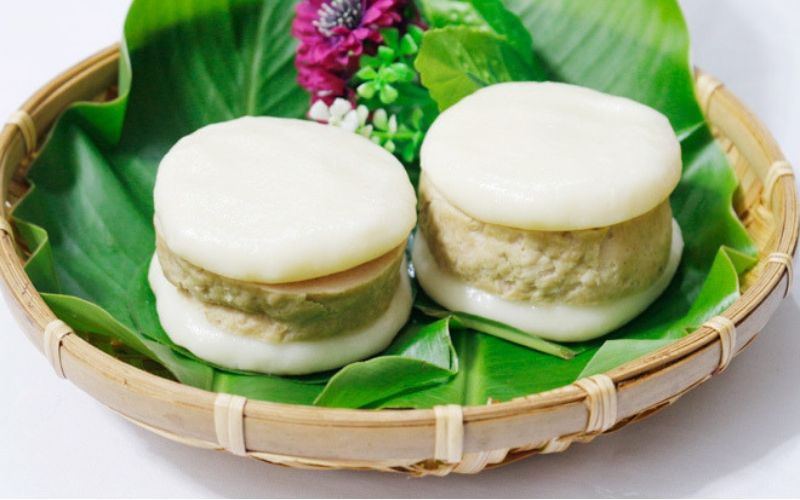 Bánh dày từ xôi với lớp vỏ dẻo mềm, nhân đậu xanh bùi béo