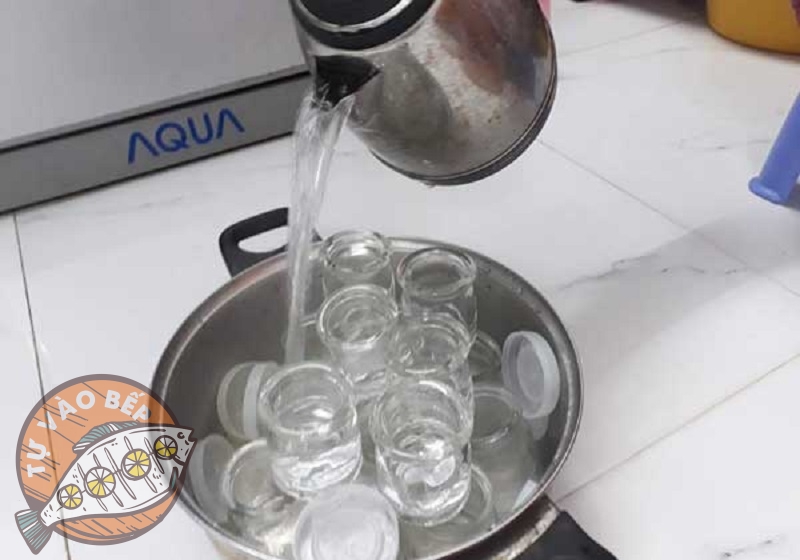 Khử trùng hũ đựng sữa chua trước khi dùng