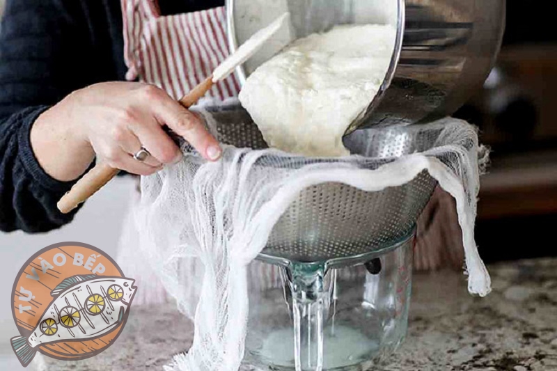 Rây lọc hỗn hợp sữa chua để tách nước ra khỏi sữa