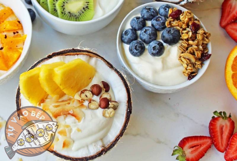 Sữa chua Hy Lạp ăn kèm với hoa quả rất dễ bị ghiền