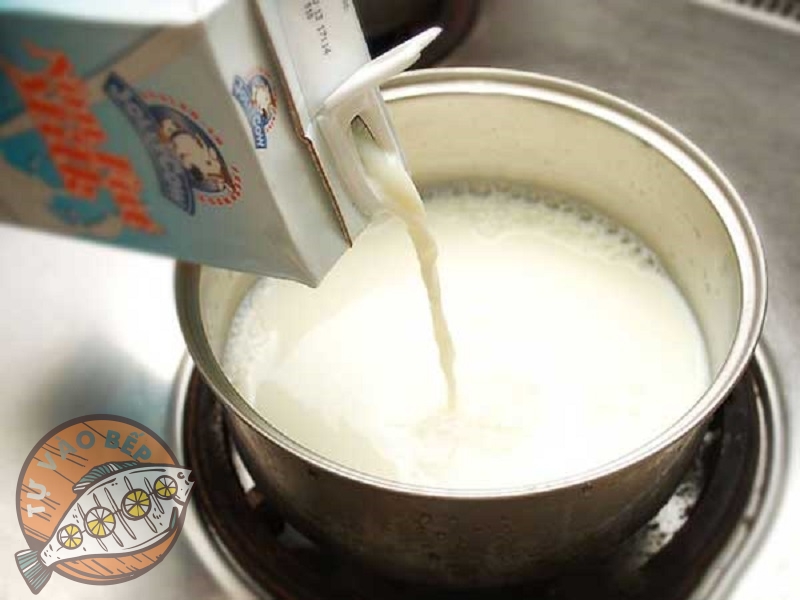 Cho nửa lít sữa tươi bắc lên bếp đun