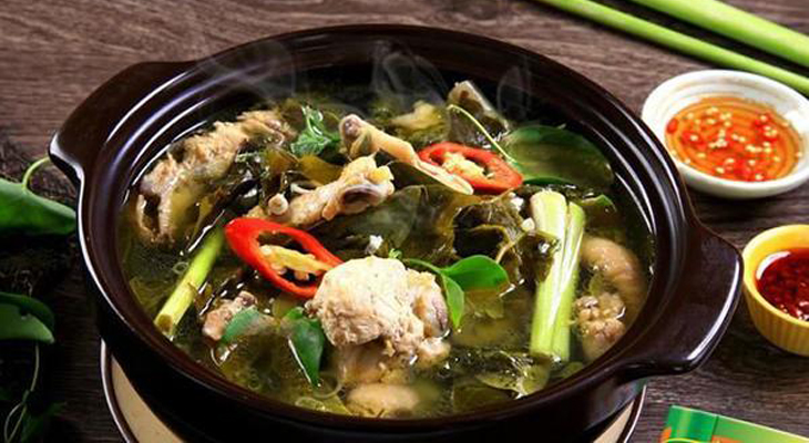 Mon-thit-ga-canh-chua-voi-la-giang,rau-thom-lam-say-long-moi-thuc-khach